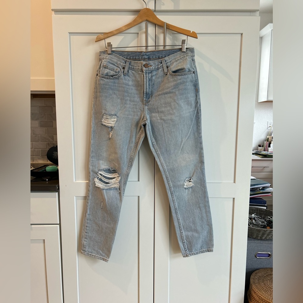BDG Urban Outfitter Women’s Mid-rise distressed Light Wash Jeans, Woman’s Sz 28
